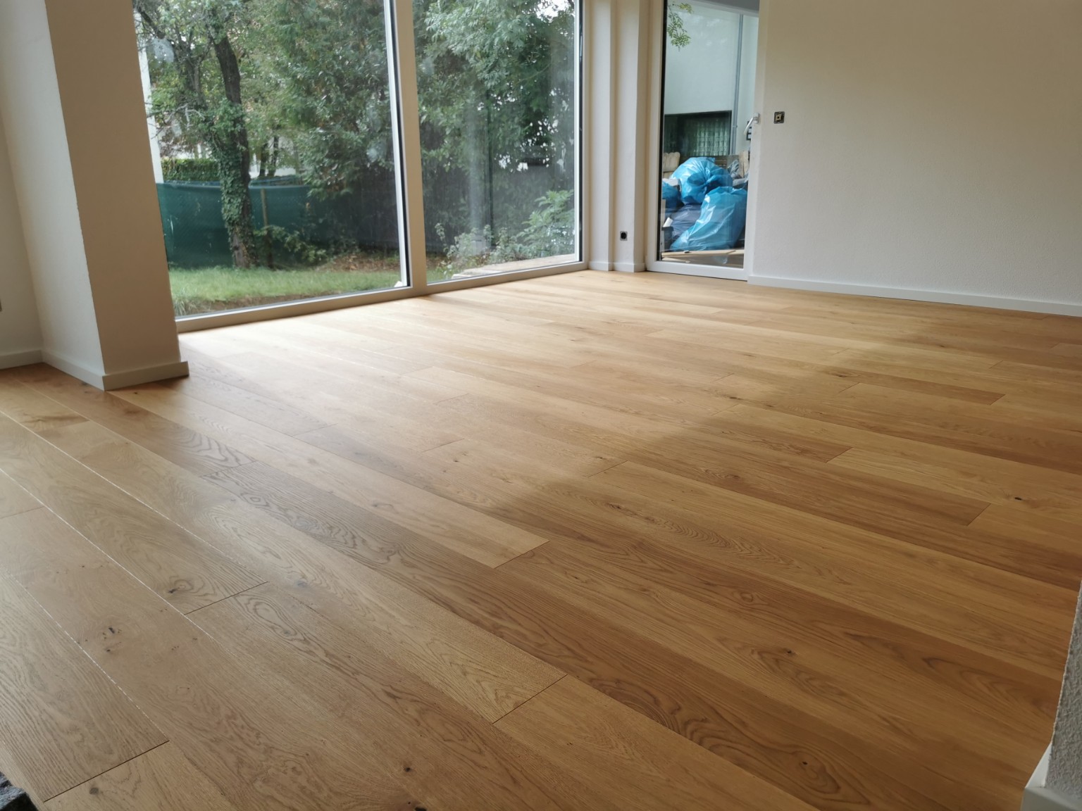 Breite Eichen-Landhausdielen in einem Wohnraum